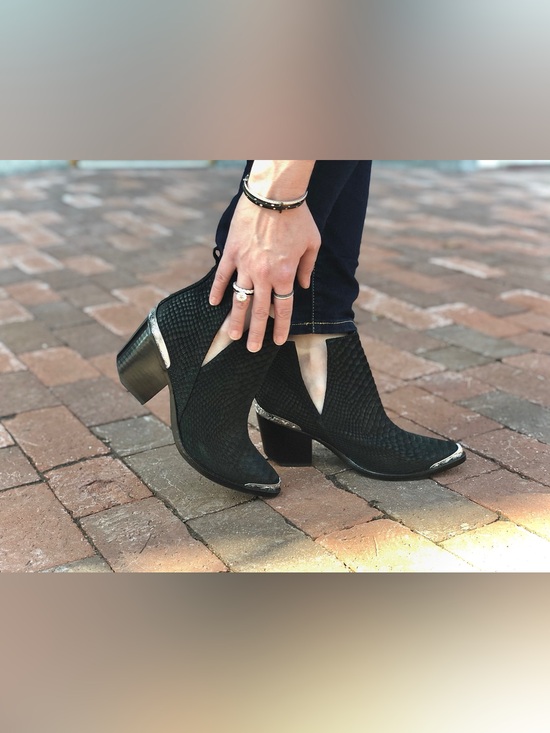 Jeffrey Campbell Shoes - Jeffery Campbell Textured Ankle Boots - Black w/ Silver Accents - Woman’s Sz 8.5